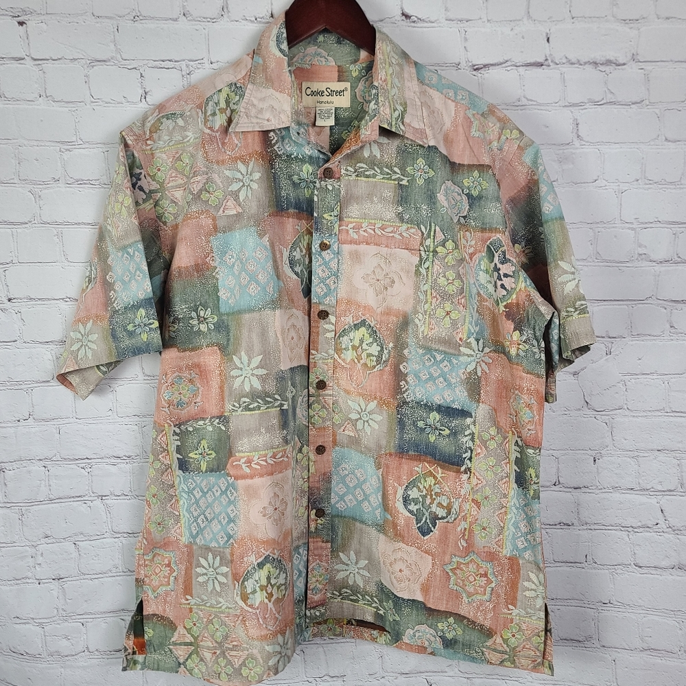 Cooke Street  Honolulu Short Sleeved button down. Island Motif. Mens L.